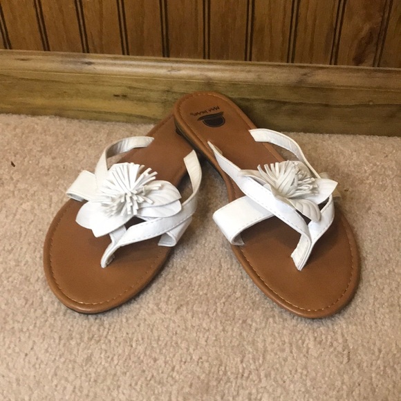 maui island Shoes - White Flower Flip Flops NWOT